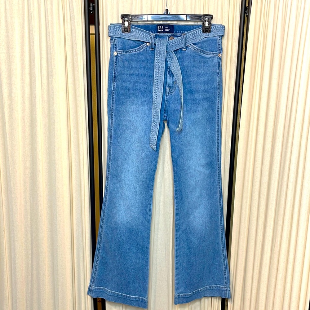 EUC- GAP HIGH RISE FLARE JEANS WITH BELT SIZE 6/28 R